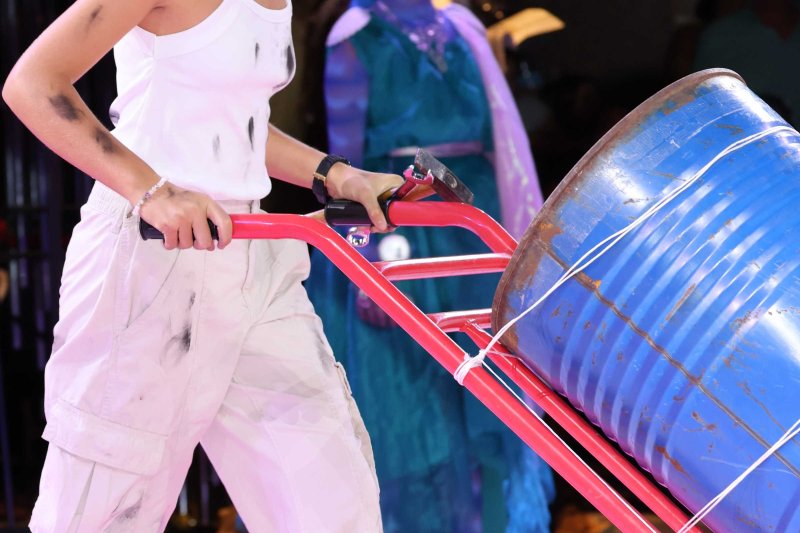 Y los mares sucumben ante la acción depredadora y el egoísmo de la humanidad en los Escacs Vivents de Xàbia  Y los mares sucumben ante la acción depredadora y el egoísmo de la humanidad en los Escacs Vivents de Xàbia